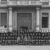 Innanzi al portone centrale si era soliti fare le foto di gruppo, come testimonia uno scatto risalente agli anni 60, con diverse classi disposte con i rispettivi insegnanti e con l�immancabile presenza del rettore del tempo